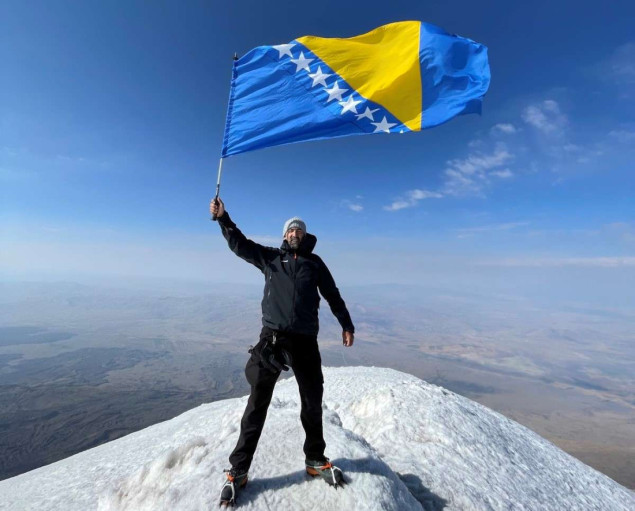 Na 5.137 metara visokom Araratu zavijorila se zastava BiH