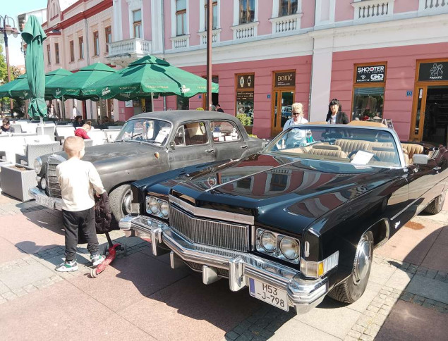 Na Trgu mladih u Brčkom otvorena izložba 'oldtajmera'