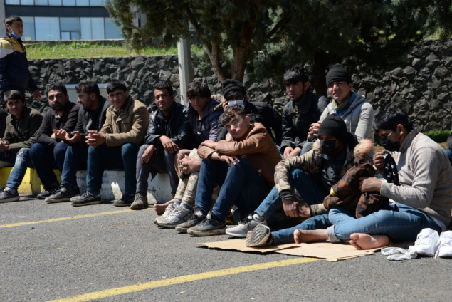 Policija u cisterni pronašla 52 migranta, među njima dvoje preminulih i sedam bez svijesti