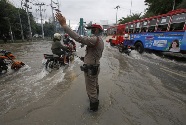Velike poplave pogodile južni Tajland, akcije spašavanja se nastavljaju