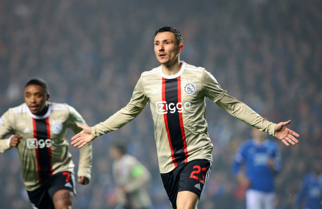 Ajaxov fudbaler Berghuis izvinio se zbog udaranja navijača