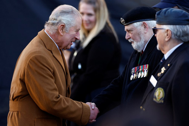 Uhapšen jer je bacio jaje na kralja Charlesa
