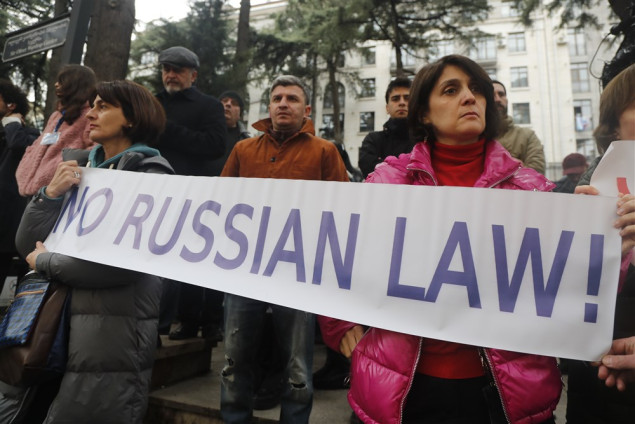 Policija u Gruziji suzavcem rastjeruje demonstracije protiv nacrta zakona o medijima