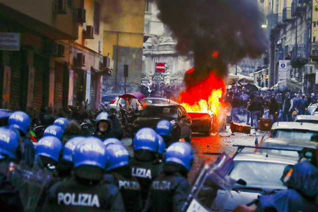 Sukob navijača Eintrachta i policije u Napulju