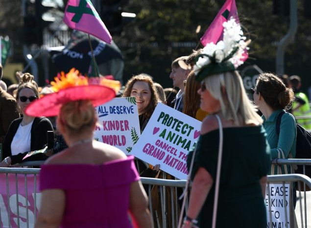 U Liverpoolu uhapšeno 118 aktivista za prava životinja zbog upada na hipodrom