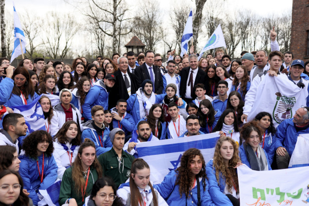 Marš živih odaje u Auschwitzu poštu žrtvama Holokausta