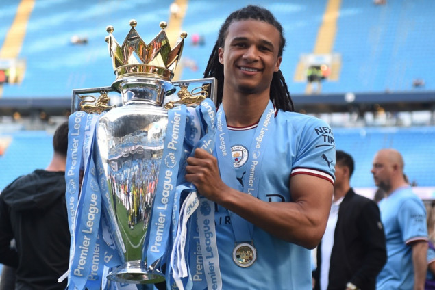 Manchester City produžio ugovor s Akeom