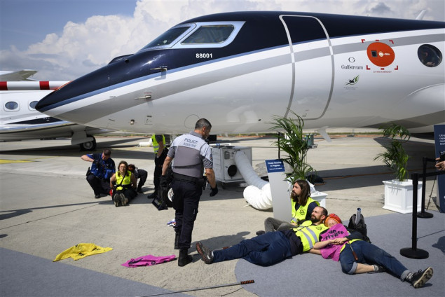 Klimatski aktivisti protestuju protiv privatnih aviona na aerodromu u Ženevi