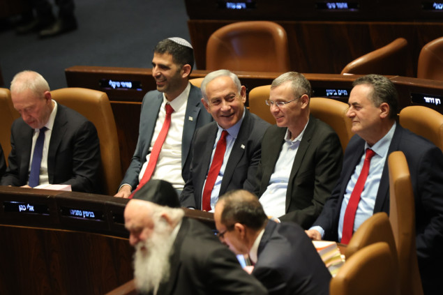 Netanyahu i njegovi saveznici usvojili budžet poslije svađa i protesta