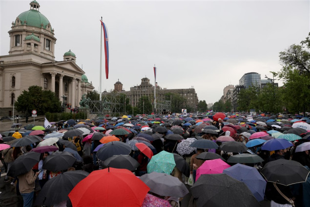 Protest Srbija protiv nasilja zvanično završen, dio okupljenih ostao i ispred Skupštine