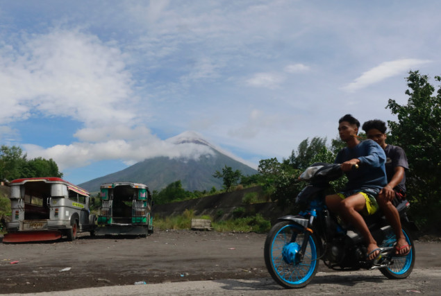 Oko 15.000 ljudi pobjeglo nakon aktivacije vulkana Mayon
