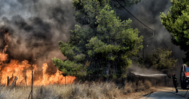 I dalje aktivni šumski požari u Grčkoj: Vatra prijeti naseljima