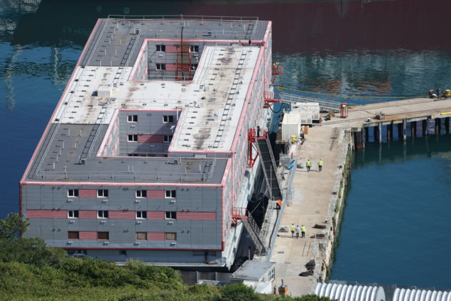 Britanija započela izmještanje migranata u stambenu baržu u Portlandu