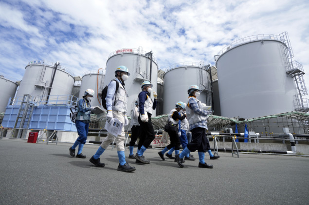 Agencija IAEA uzima uzorke riba na pijaci u japanskoj Fukušimi, poslije ispuštanja vode u okean