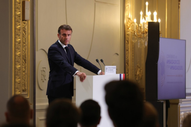 Macron: Francuska će biti 'nepokolebljiva' u zabrani dugih mantila u školama