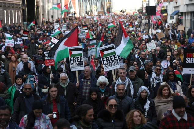 Desetine hiljada ljudi izašlo na ulice Londona u znak podrške palestinskom narodu