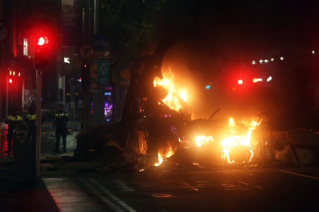 U neredima u Dublinu povrijeđeni policajci, zapaljene trgovine i auta