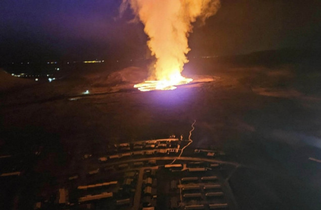 Erupcija vulkana na Islandu, tokovi lave stigli i do malog ribarskog mjesta