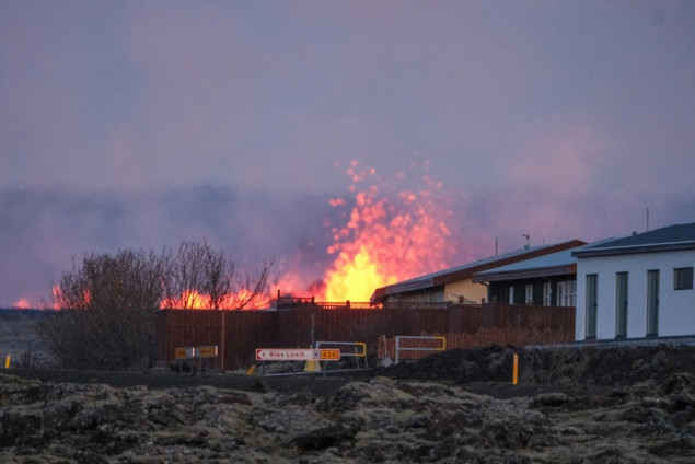 Lava teče u grad Grindavik, pukotina se otvorila u urbanom dijelu
