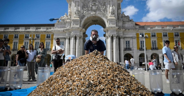 U Lisabonu ekološki aktivisti skupili ogromnu gomilu opušaka