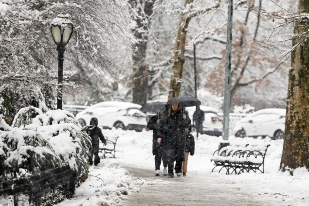 Jaka zimska oluja kreće se sjeveroistokom SAD-a, škole zatvorene, a stotine letova otkazano