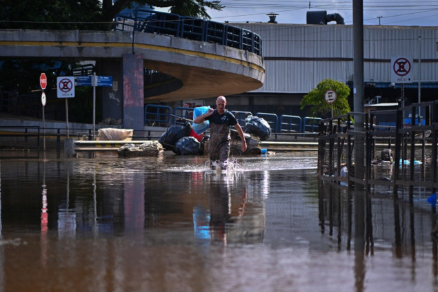 U poplavama u Brazilu poginulo najmanje 155 osoba