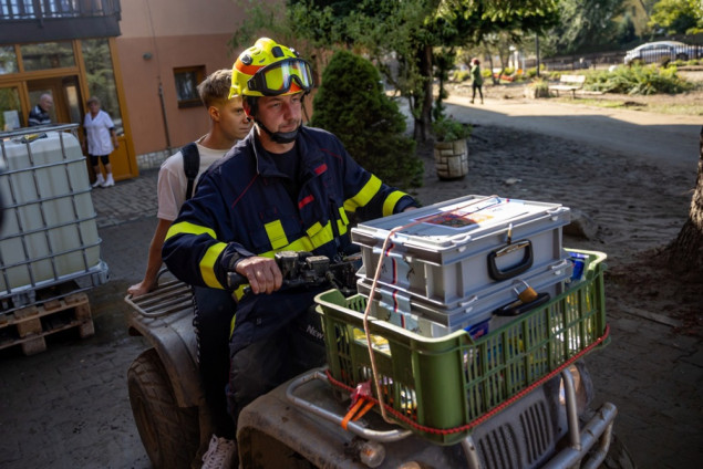 U poplavljenim područjima Česi glasačkim listićima suše mokre cipele