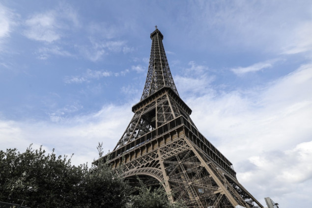 Privedeno 40 osoba zbog neprijavljenog vatrometa kod Eiffelovog tornja