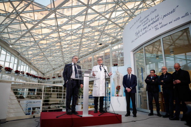 Papa Franjo van životne opasnosti, ali nije u potpunosti izliječen