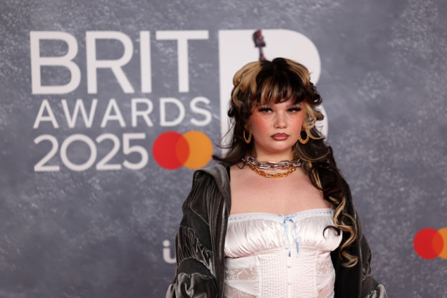 Lola Young kolabirala na sceni u New Yorku: "Dobro sam sada, hvala na podršci"