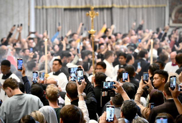 Završena misa, kardinali se povlače na ručak i promišljanje