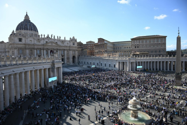 Kardinali nastavili glasanje za novog papu nakon drugog crnog dima u Vatikanu
