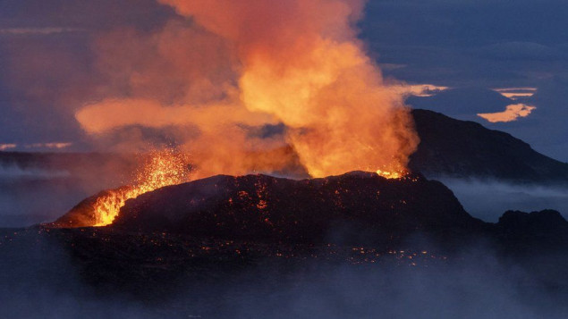 Hiljade ljudi evakuisano iz Grindavika zbog opasnosti od erupcije vulkana