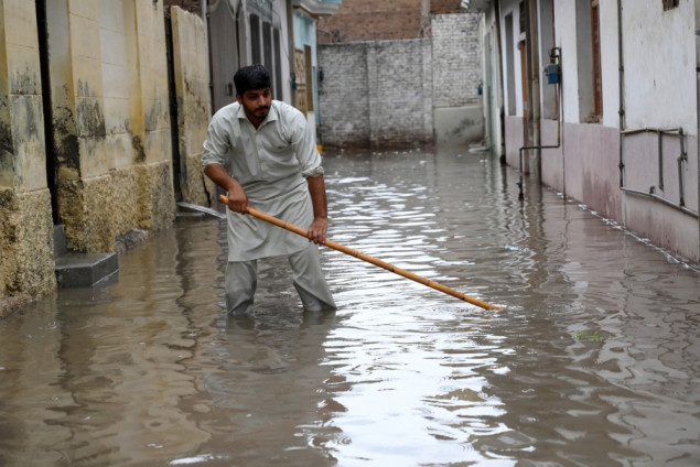 Pakistan: Broj žrtava razarajućih poplava približava se 700