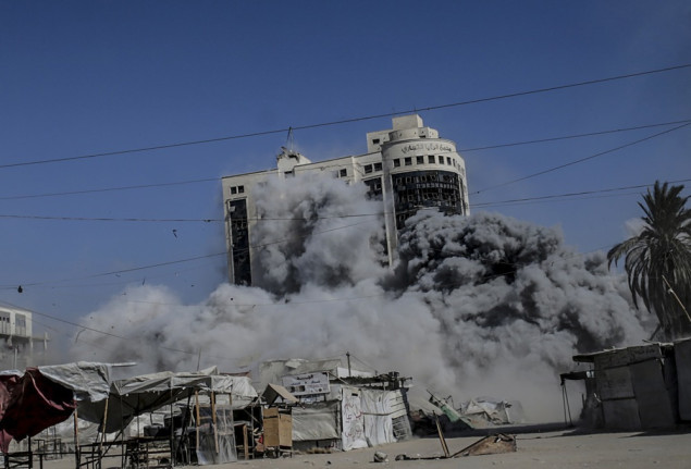 Izraelske snage uništile sedmospratnu zgradu Al-Roya u Gazi