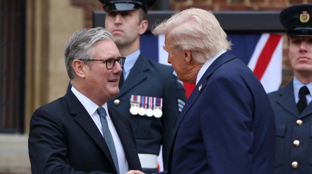 Od pozlaćenih dvorana do političkih tema: Trump i Starmer za istim stolom