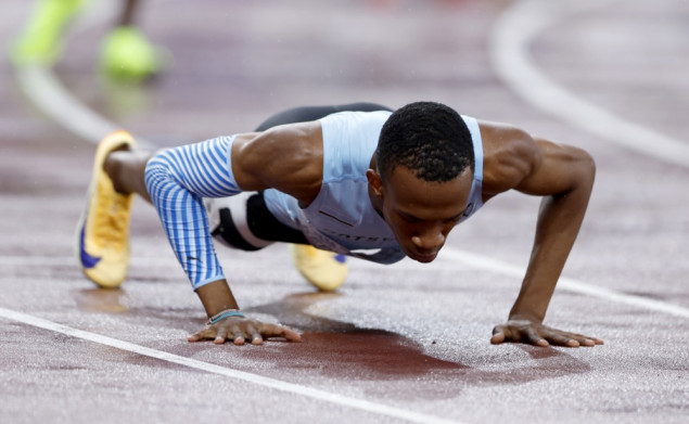 Atletičar iz Bocvane Busang Kebinatšipi osvojio zlatnu medalju na 400 metara na Svjetskom prvenstvu u Tokiju
