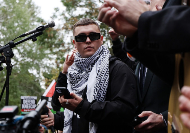 Britanski sud obustavio proces protiv repera Kneecap zbog zastave Hezbolaha