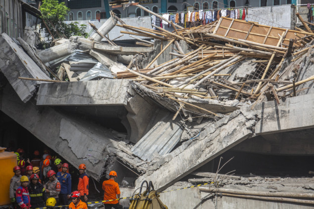 Spasioci dostavljaju kisik preživjelima u urušavanju školske zgrade u Indoneziji