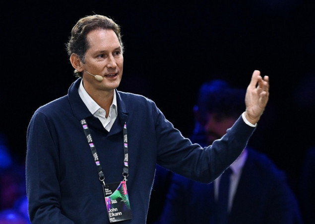 Hamilton u središtu oluje: Predsjednik Ferrarija poručio – "Više se fokusiraj na vožnju, a manje na priču"