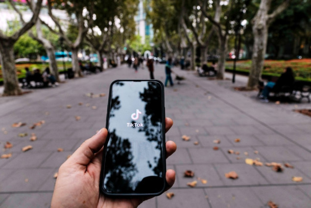 Antiimigrantski sadržaj među AI-generisanim objavama na TikToku ostvaruje milijarde pregleda