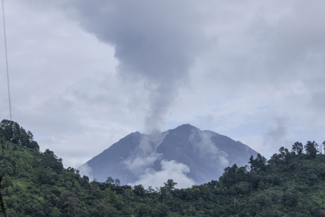 Vulkan Semeru eruptirao tri puta, pepeo se diže i do 1.000 metara iznad vrha