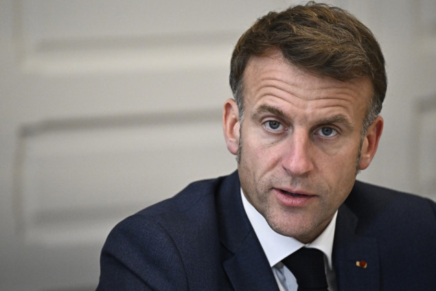 Macron planira zabranu mobilnih telefona i u srednjim školama