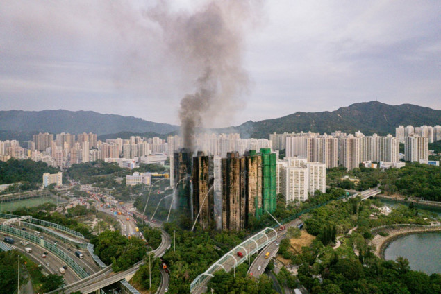 Broj poginulih u požaru u Hong Kongu porastao na 55, spasioci i dalje tragaju za preživjelima