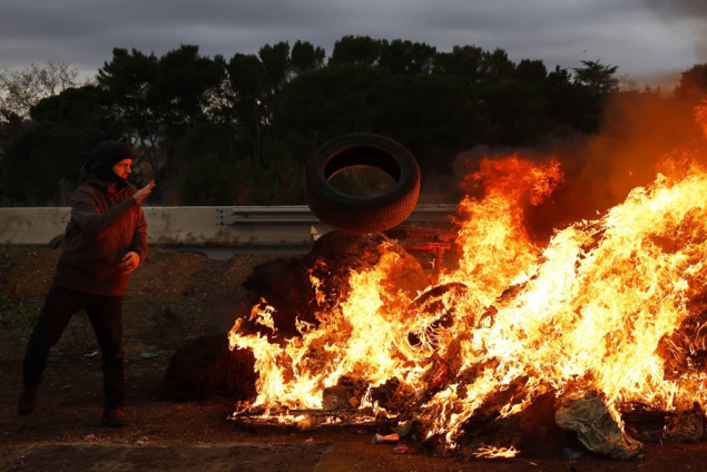 Francuski poljoprivrednici nastavljaju protest - Blokirani autoputevi