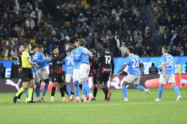 Napoli pobijedio Milan za plasman u finale Superkupa Italije