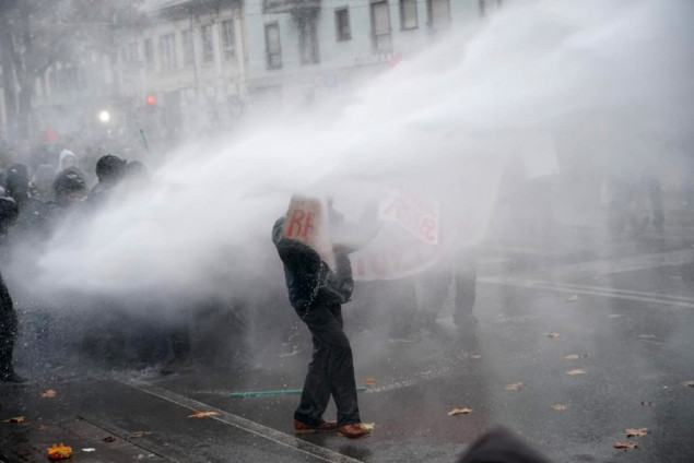 Protesti u Torinu prerasli u sukobe s policijom, nekoliko osoba povrijeđeno