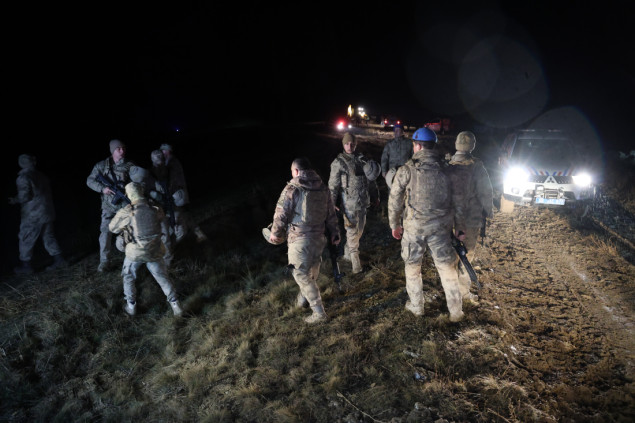 Libijska vojna delegacija pregledava ostatke srušenog aviona u Ankari