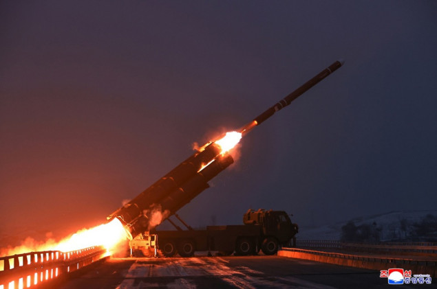 Kim Jong Un nadgledao testiranja raketa s novog razarača u Sjevernoj Koreji