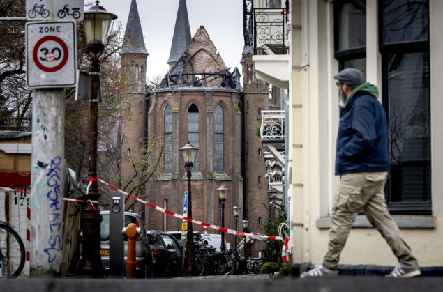 Dvije osobe poginule u nesrećama s vatrometom u Holandiji, gorjela crkva u Amsterdamu